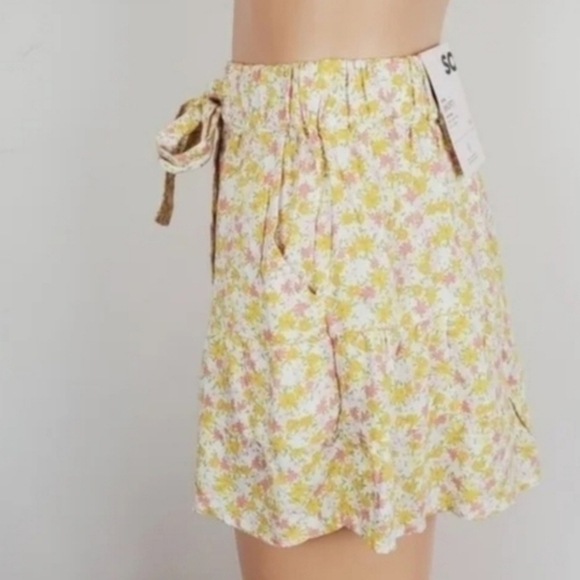SO high rise ruffle yellow floral shorts Size XS - Picture 2 of 9